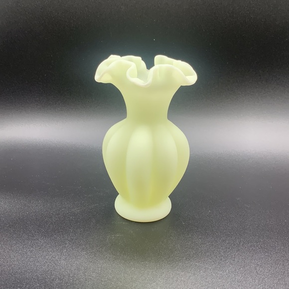 Vintage Fenton Custard Glass Vase Ruffled Uranium - Picture 2 of 7